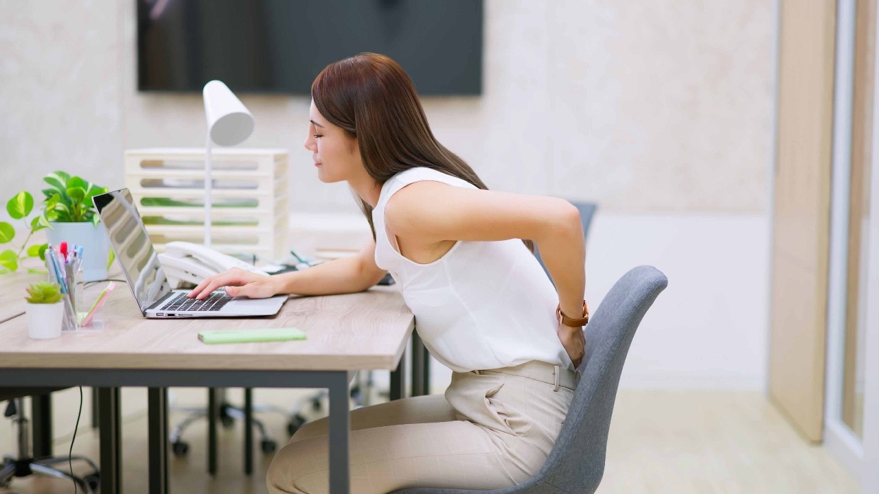 Cara memperbaiki postur Anda (tanpa berhenti dari pekerjaan meja itu)