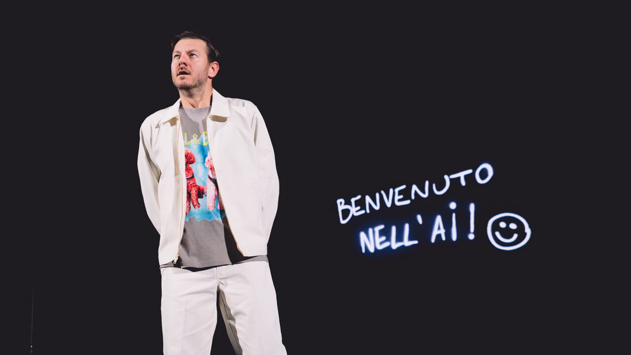 Jika Anda menyukai Alessandro Cattelan, pergilah dan temui dia di teater