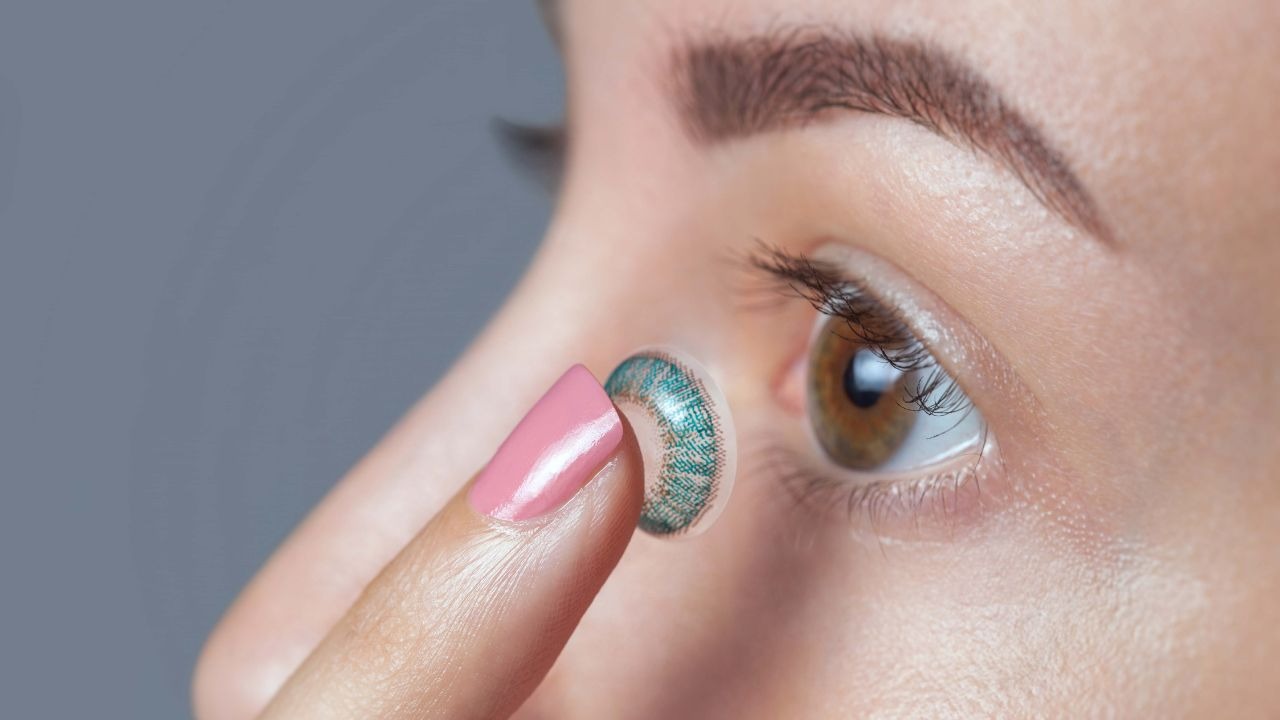 Para pengantin yang terhormat, inilah yang tidak diberitahukan MUA Anda tentang lensa berwarna