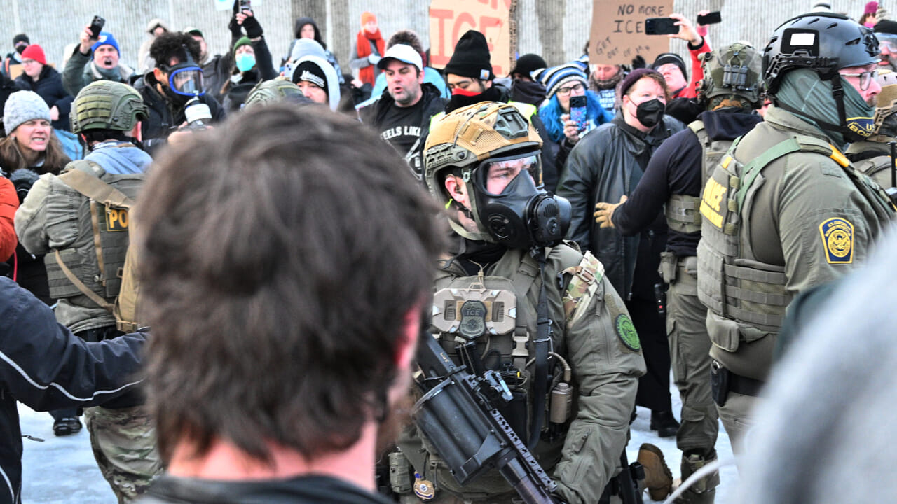 Keamanan sebagai dalih: beginilah cara Trump dan ICE menormalisasi kekerasan yang dilakukan negara