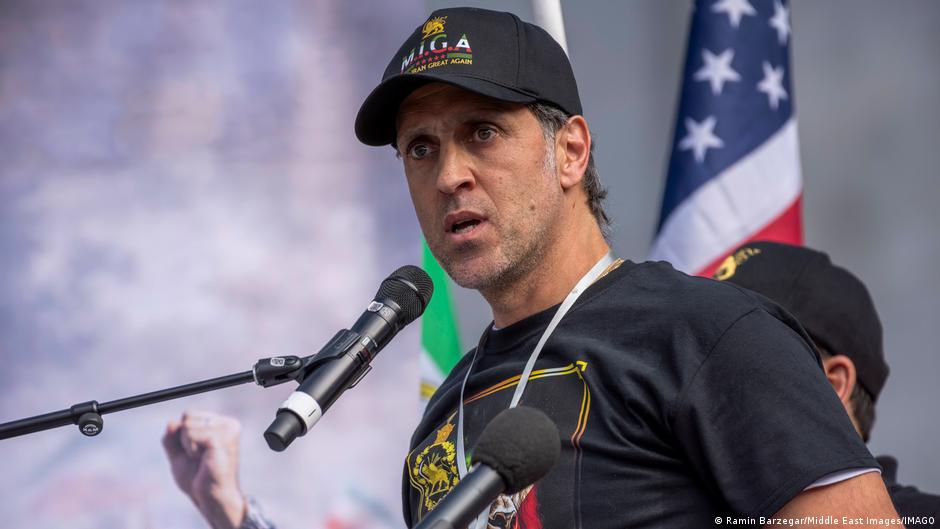 Bintang sepak bola Ali Karimi menyerukan agar Iran dikeluarkan dari Piala Dunia