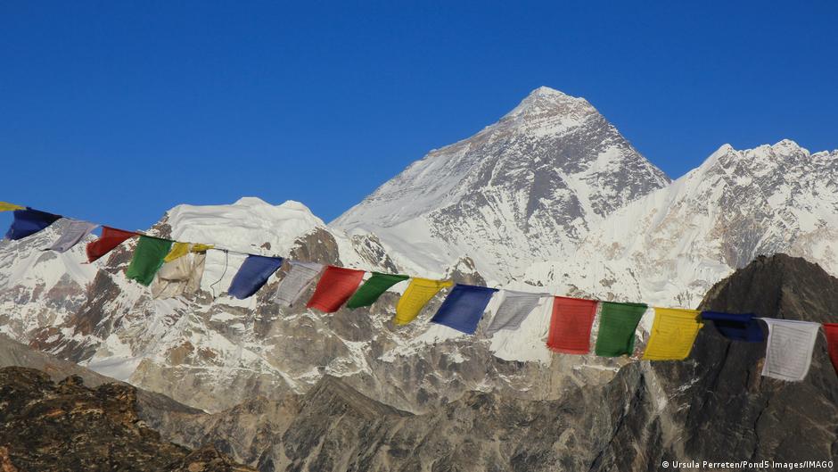 Penurunan ski lengkap pertama dari Gunung Everest tanpa masker pernapasan