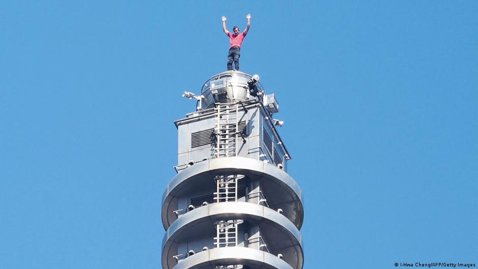 "Sakit!" -Pemanjat ekstrim Honnold tanpa tali di gedung pencakar langit