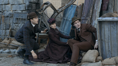 Sherlock Muda - Pahlawan Fiennes Tiffin, Dónal Finn, Natascha McElhone (Kredit Foto_ Dan Smith)