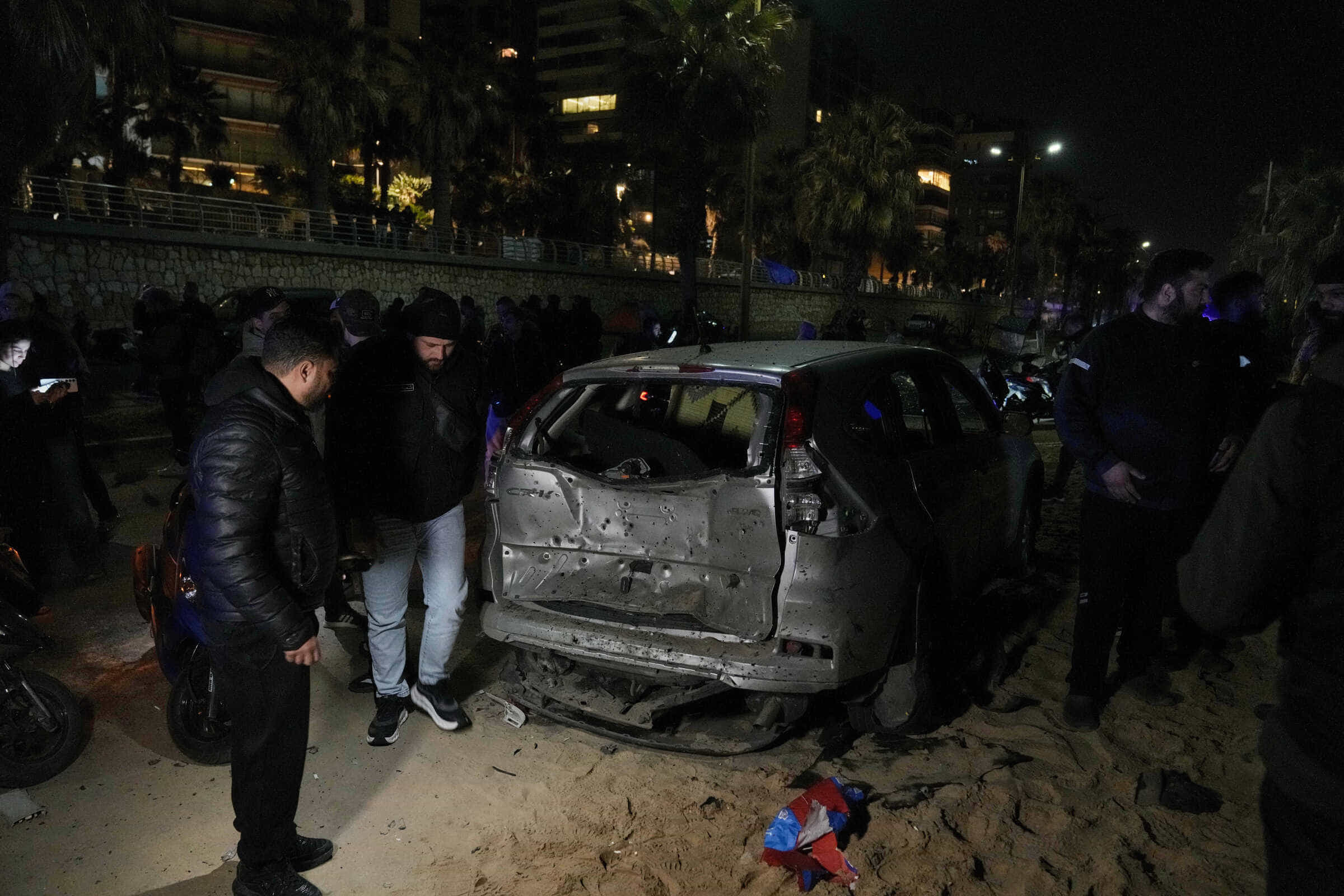 Serangan udara Israel di pantai umum Ramlet al-Baida, di Beirut, Kamis 12 Maret 2026 (AP Photo/Bilal Hussein via LaPresse)