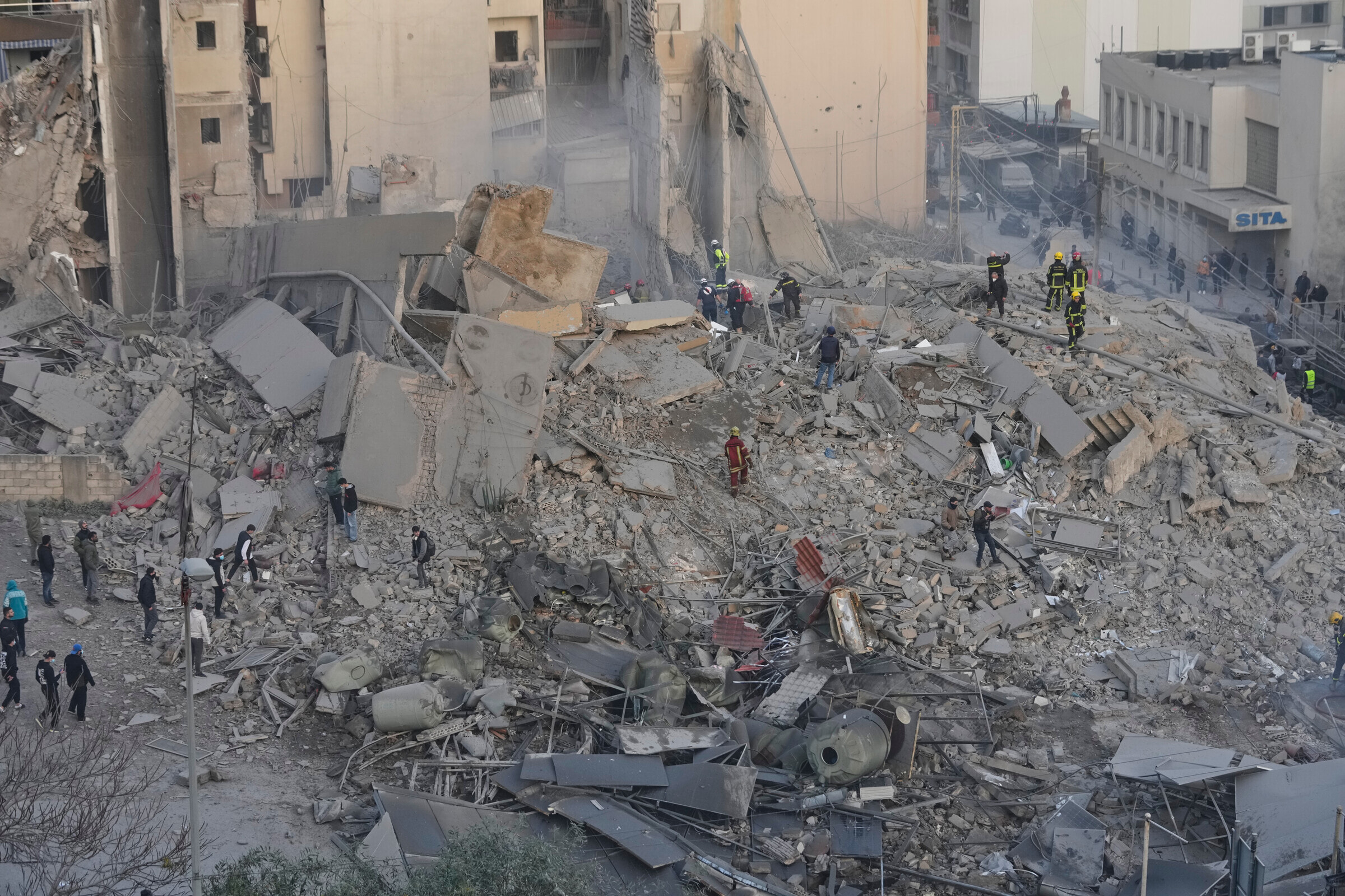 Tim penyelamat di antara puing-puing bangunan yang hancur akibat serangan Israel di pusat Beirut, Rabu, 18 Maret 2026 (AP Photo/Hussein Malla via LaPresse)