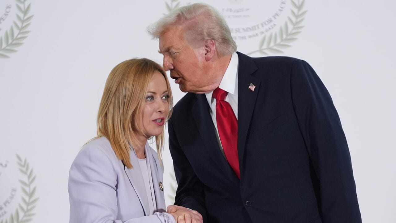 Itu "ciuman" kepada Trump dan alasan lain kekalahan Giorgia Meloni