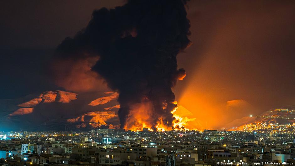 Iran: Warga sipil terjebak di antara bom dan rezim