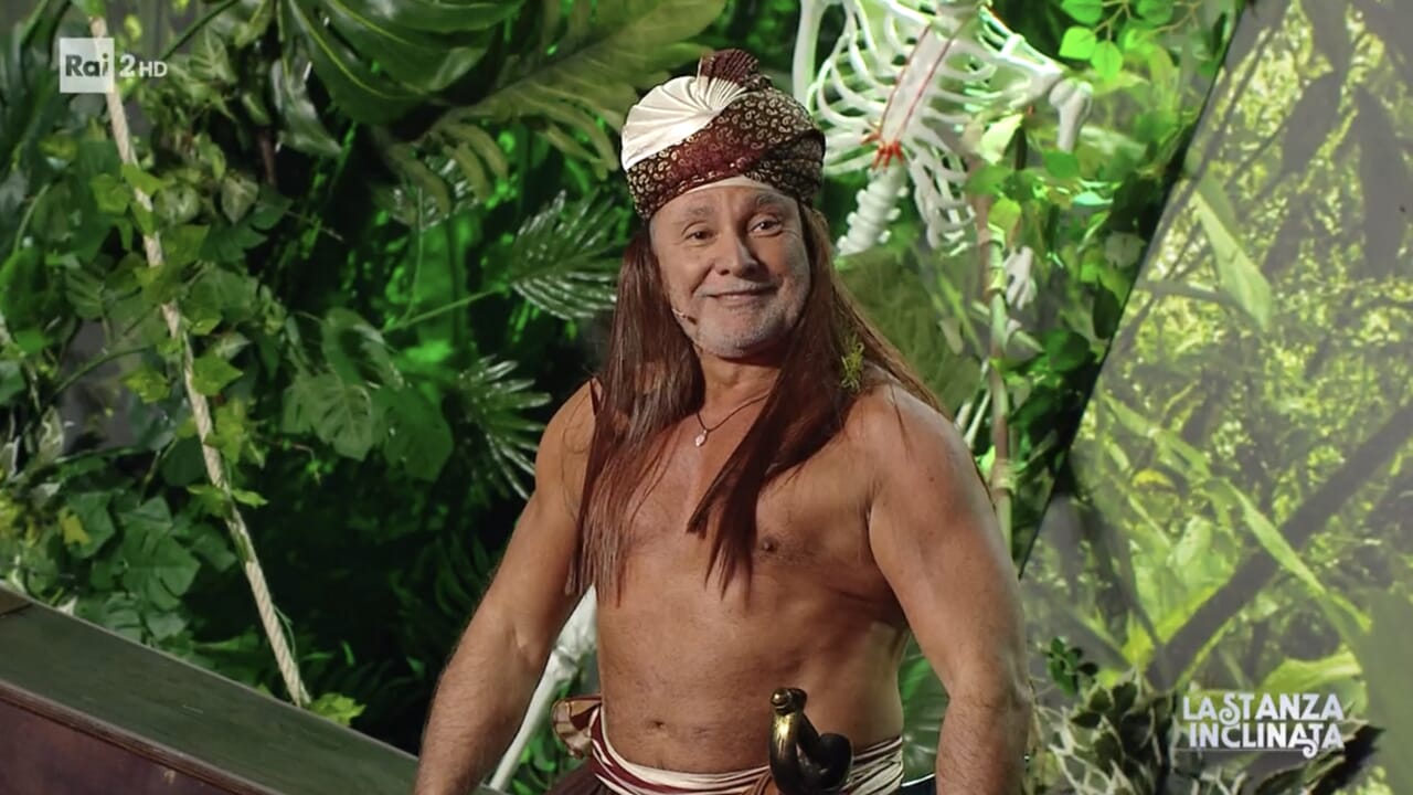 Malam Ini Segalanya Mungkin, rapornya: De Martino tidak menceritakannya dengan benar (5), Paolantoni adalah Sandokan (8), parodi buram Gerry Scotti (4)