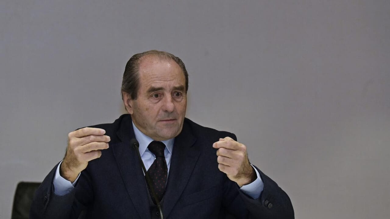 Pengacara dan hakim keluar (secara harfiah) dari tembok