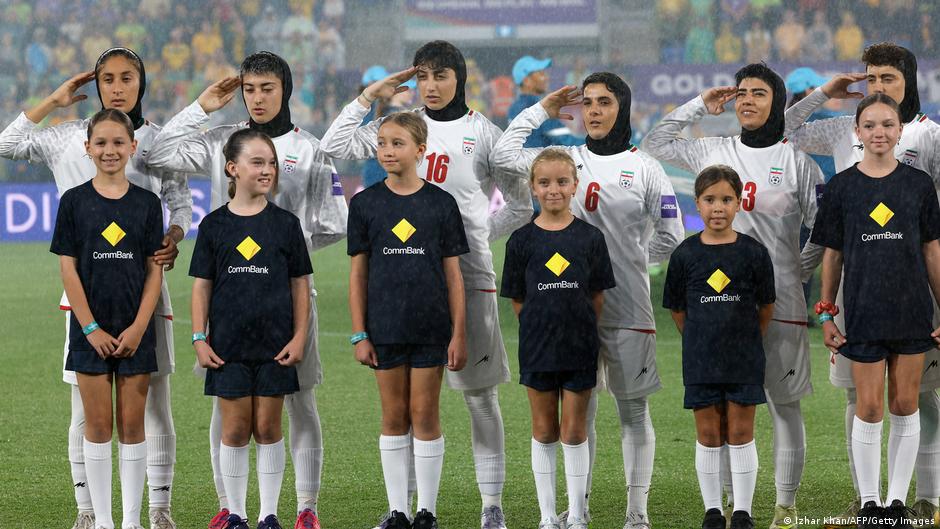 Wanita sepak bola Iran: Salut pada lagu kebangsaan setelah protes diam-diam