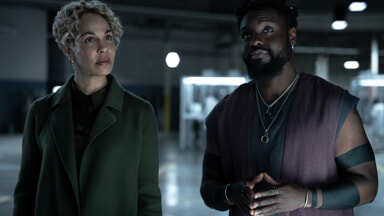 Amanda Brugel dan Dayo Okeniyi dalam Materi Gelap 2