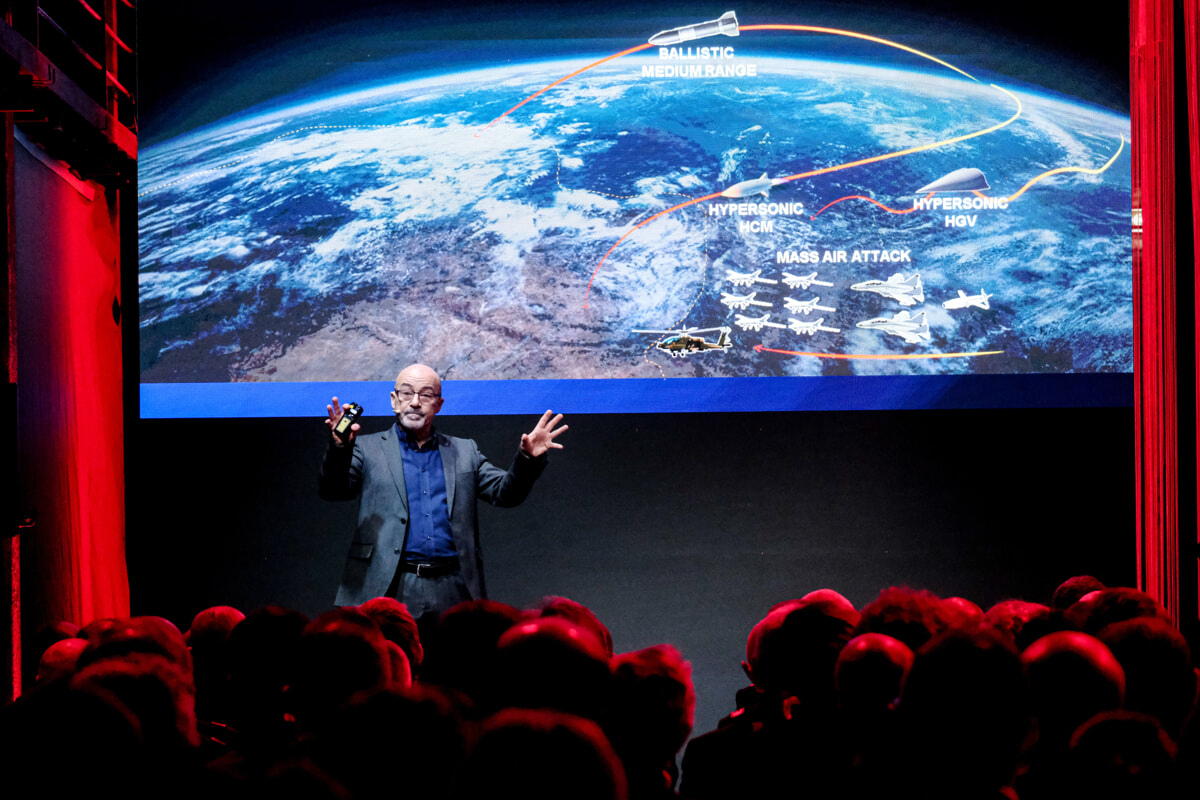 Cingolani mempersembahkan kubah Michelangelo