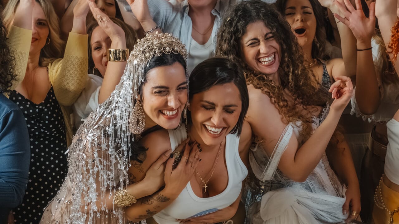 Mengapa kontroversi tentang "Ke negaraku" oleh Serena Brancale tidak masuk akal