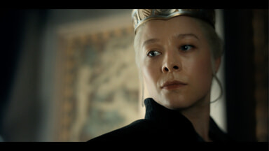 House of the Dragon 3 - Rhaenyra memakai mahkota