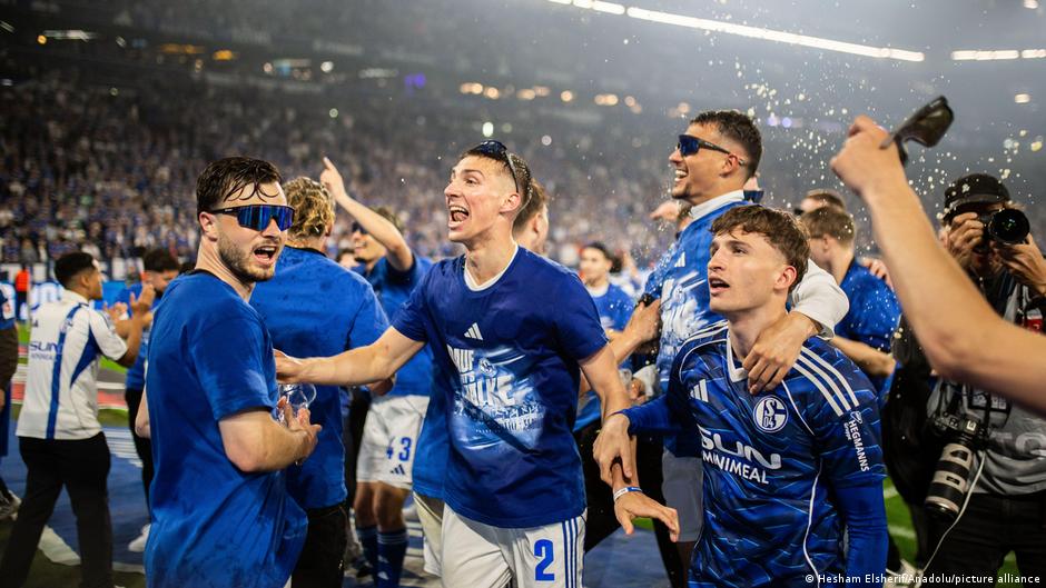 Bundesliga: Schalke kembali bermain kelas satu
