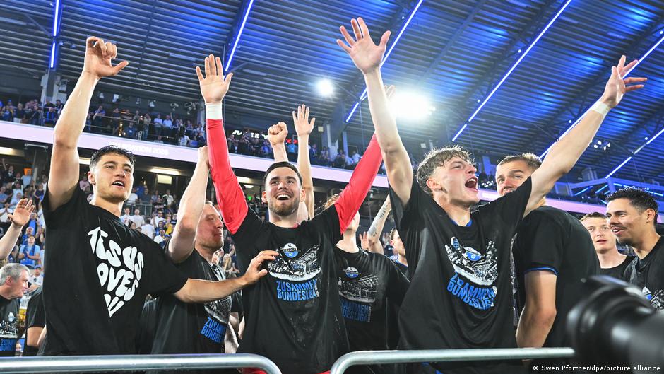 Degradasi: SC Paderborn dalam hiruk-pikuk, VfL Wolfsburg kaget