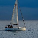 Ini akan menjadi musim panas bagi kapal layar. Semuanya aktif "armada" untuk melarikan diri dari kekacauan yang Anda terbang