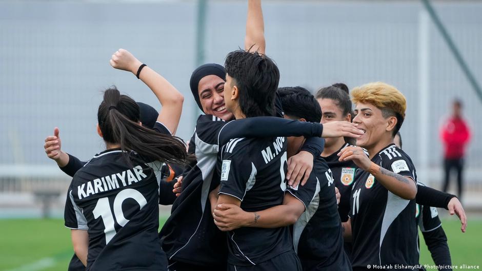 Pesepakbola Afghanistan merayakan kemenangan melawan Taliban