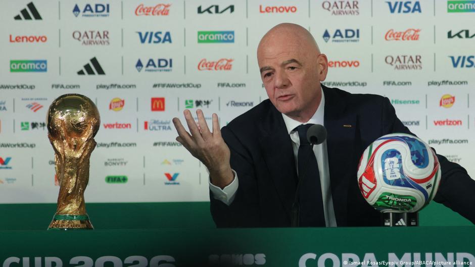 Bos FIFA Infantino membela harga tiket dan kedekatan Trump