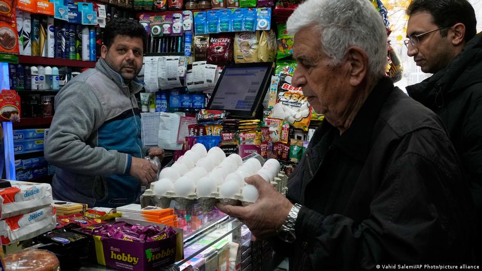 Iran sedang berperang: upah lebih banyak - tetapi biaya hidup menjadi semakin mahal