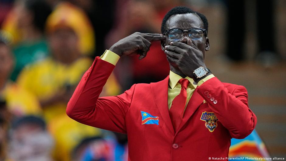 Piala Dunia Sepak Bola: Patung manusia di blok penggemar DR Kongo