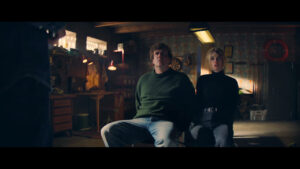 "Di atas mayatmu" adalah film yang sempurna bagi mereka yang menyukai horor, komedi, thriller, dan aksi