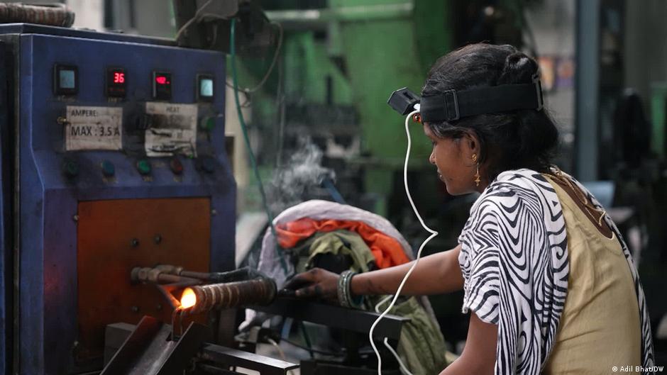 India: Pekerja pabrik melatih AI dan takut kehilangan pekerjaan