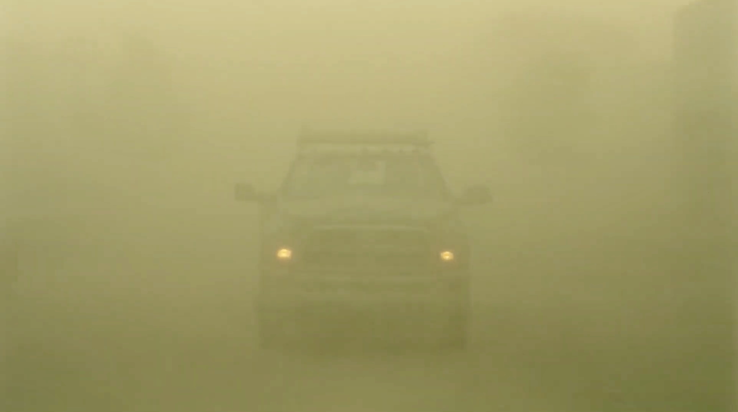 Kendaraan off-road dalam debu. Film atau kenyataan? Kendaraan off-road dalam debu. Film atau kenyataan?