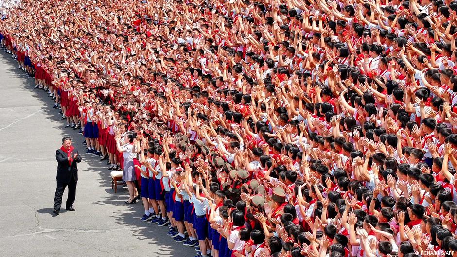 Korea Utara: Pemimpin Kim menyalakan Pyongyang