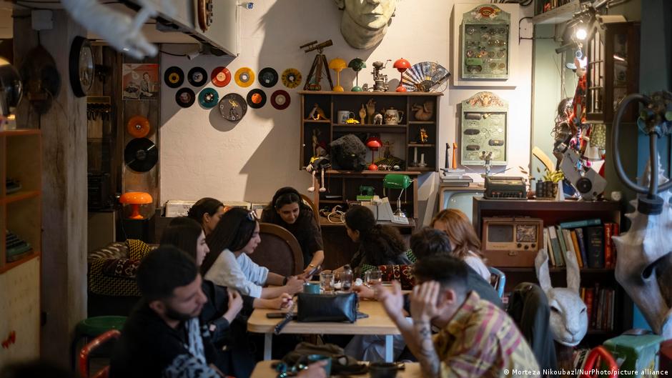 Iran: Kafe dalam pengawasan aparat keamanan
