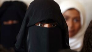 Jauh dari burqa dan orang asing: orang Italia lebih miskin