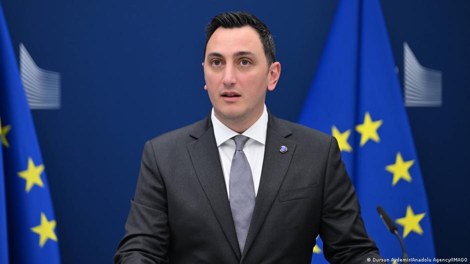 Komisaris Olahraga UE Glenn Micallef: "FIFA merusak sepak bola"