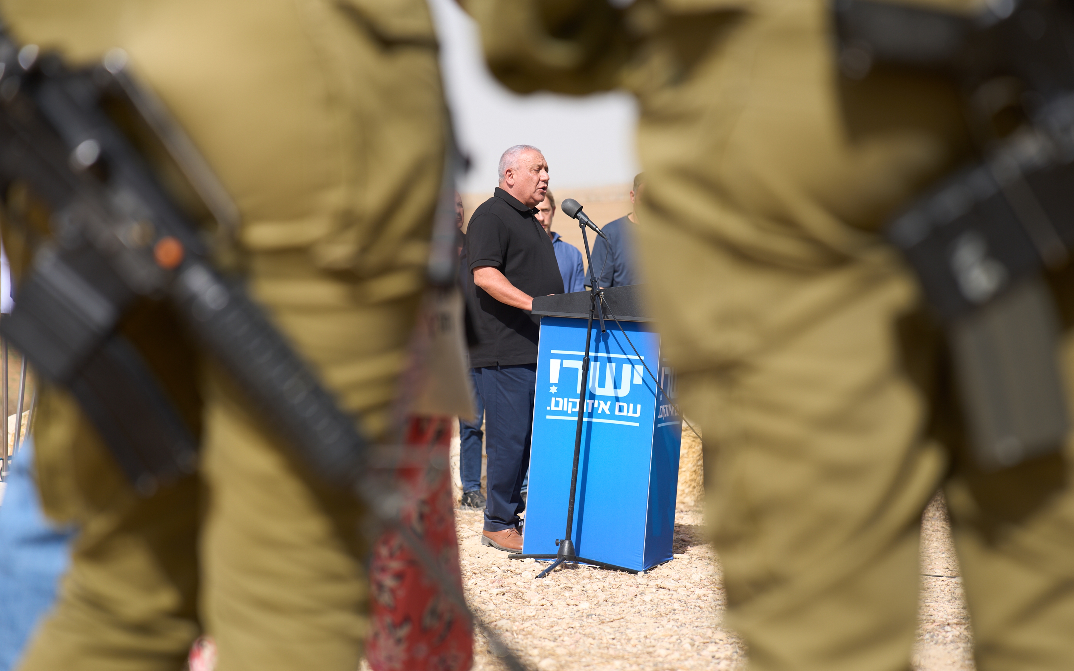 Gadi Eisenkot, mantan kepala staf militer Israel dan pemimpin partai Yashar menyampaikan pernyataan menjelang pemilihan umum Israel di dekat perbatasan Israel-Gaza, Israel selatan.