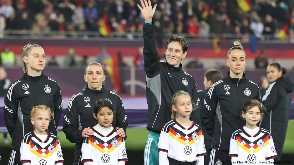 Kiper Ann-Katrin Berger tetap setia kepada tim putri DFB
